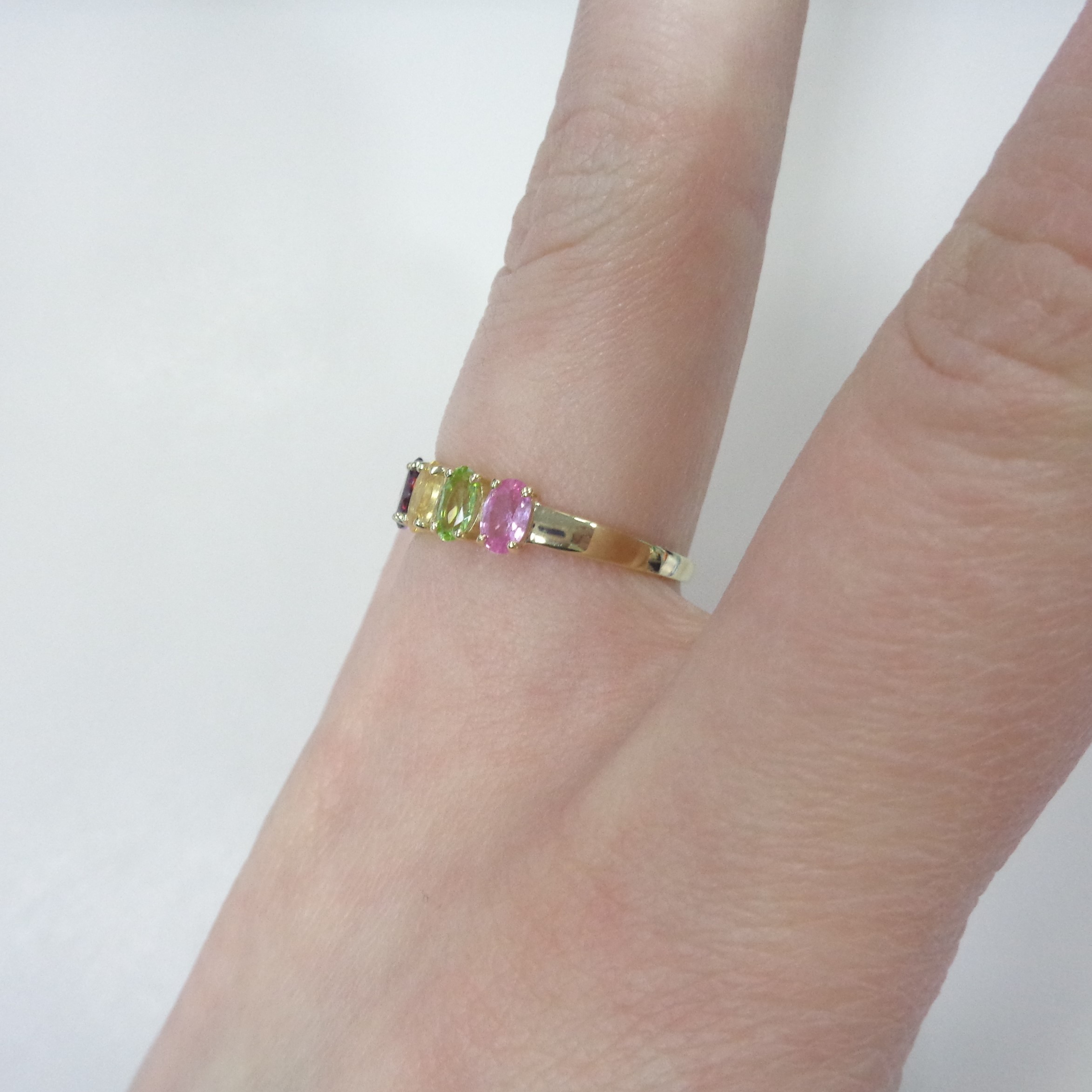 Кольцо из желтого золота с самоцветами